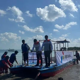 Pertamina Operasikan Kapal Pembersih Sampah Otomatis di Pantai Sekeh Bali