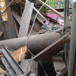 Tabung Oksigen Terpental Rusak Rumah Warga di Cilincing
