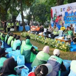 Polri Bagikan 550 Paket Baksos ke Pengemudi Ojek Online di Jakarta
