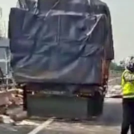 Truk Muatan Tepung Tumpah di Tol Tomang Arah Semanggi, Lalin Lancar