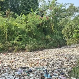 Sampah Rumah Tangga Masih Menumpuk di Sungai Cibanten Kasemen