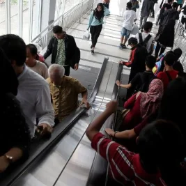 KAI Commuter Tegur Penumpang Nekat Lawan Arah di Eskalator Stasiun KRL