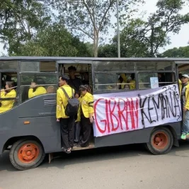 Mahasiswa Unjuk Rasa di Bundaran HI Protes Ekonomi dan Kebijakan Publik
