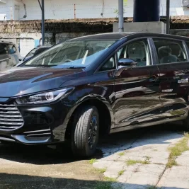 BYD Resmi Luncurkan MPV Hybrid M6 DM Mulai Rp298 Juta