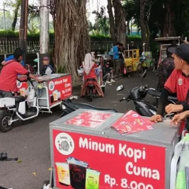 Puluhan PKL Padati Bundaran HI Jelang Demo BEM UI