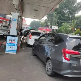 Kenaikan Harga Pertamax Picu Antrean Panjang di SPBU
