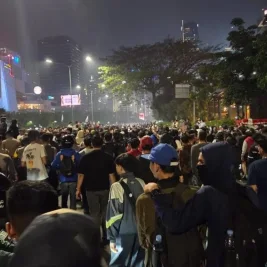 Polisi Alihkan Arus Lalu Lintas Sudirman Akibat Massa Bertahan di Tosari