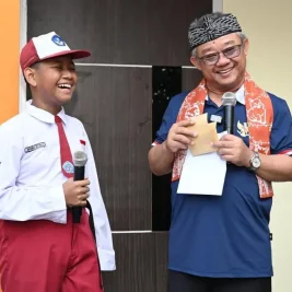 Mendikdasmen Abdul Mu'ti Dialog Bahasa Inggris dengan Siswa SDN Cimahpar 5