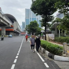 Warga Tetap Berolahraga di Jalan Rasuna Said Meski CFD Ditiadakan