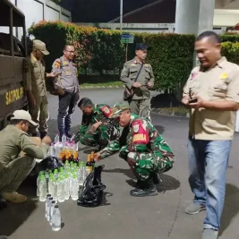 Polisi Sita 110 Botol Miras Berkedok Toko Sembako di Dramaga