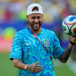 Neymar Dikritik Gara-gara Gaya Busana di Bangku Cadangan Brasil
