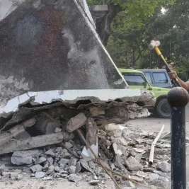 Satpol PP Kota Bandung Bongkar Garasi Liar di Trotoar Jalan Ambon