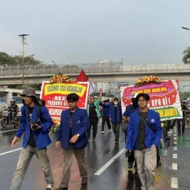 Mahasiswa Unjuk Rasa di Depan DPR RI, Bawa Karangan Bunga Kritik