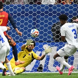 Kiper Tanjung Verde Vozinha Tampil Gemilang Tahan Serangan Spanyol