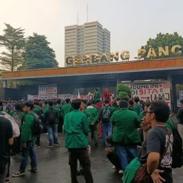 Mahasiswa Unjuk Rasa di Depan Gedung DPR RI, Tuntut Keadilan dan Stabilitas Ekonomi