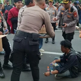 Polisi Bagikan Air Mineral dan Roti Saat Demo Mahasiswa di Monas