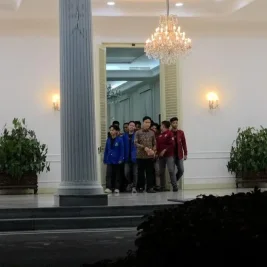 Mahasiswa Temui Gibran Rakabuming Raka, Sampaikan Tuntutan Aksi di Istana