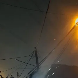 Tiang Listrik Terbakar di Cipayung Depok Akibat Korsleting