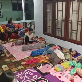 Warga Palu Mengungsi ke Luar Rumah Pasca Gempa Magnitudo 6,7