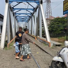 PT KAI Larang Keras Pengendara Motor Menerobos Jembatan Kereta Petamburan