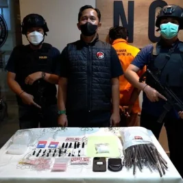 Polda Metro Jaya Tangkap Pengedar Narkoba Bermodus Stiker Sedot WC