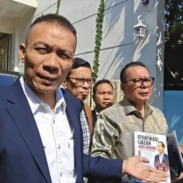 Rismon Sianipar Serahkan Buku Forensik Ijazah ke Joko Widodo di Solo