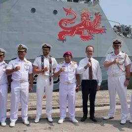 Kapal Perang Inggris HMS Tamar Sandar di Tanjung Priok Jakarta
