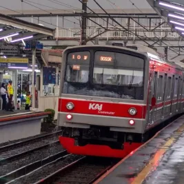 Penumpang KRL Diturunkan Petugas Akibat Letakkan Payung di Handgrip
