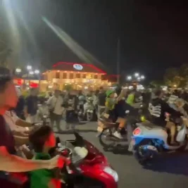 Massa Bonek Padati Jalan Gubernur Suryo Sambut HUT Persebaya