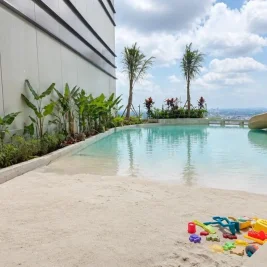 The Trans Luxury Hotel Surabaya Hadirkan Beach Club Rooftop dengan Pasir Australia