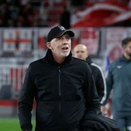 Dunia Sepak Bola Berduka: Pelatih Brest Eric Roy Meninggal Dunia