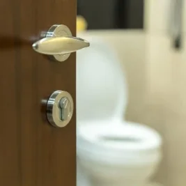 Alasan Manajemen Perhotelan Menempatkan Kamar Mandi Dekat Pintu Masuk
