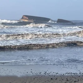 Kapal Tongkang Batu Bara Bocor, Pantai Sukaresik Pangandaran Tercemar