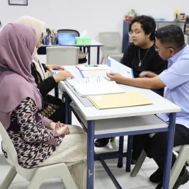 Andra Soni Ajak Para Ayah Ambil Rapor Anak di Sekolah