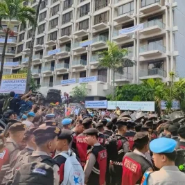 Aparat Gabungan TNI-Polri Kosongkan Lahan Hotel Sultan di GBK, Ricuh