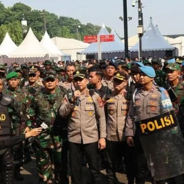 Polisi Kawal Pengosongan Lahan Eks Hotel Sultan GBK dengan Pendekatan Persuasif