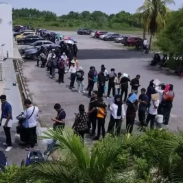 Ribuan Warga Malaysia Antre 2 KM Demi Lamar Kerja di Pabrik Semikonduktor