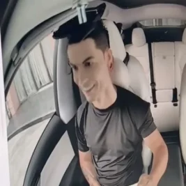 Sistem Kamera Tesla Terkecoh Boneka Cristiano Ronaldo dan Layar Mini