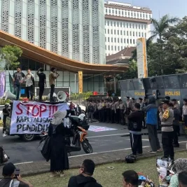 Dua Kelompok Massa Gelar Aksi Pro dan Kontra Program MBG di Patung Kuda