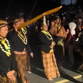 Pria Berbusana Kebaya di Kirab 1 Suro Mangkunegaran Tuai Kontroversi