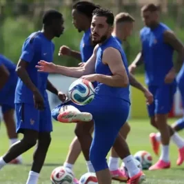 Sistem Penyiram Lapangan Mendadak Aktif Saat Timnas Prancis Latihan