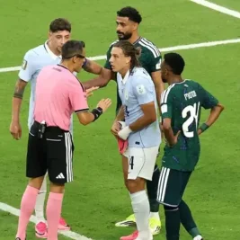 Wasit Berjersey Pink Pimpin Laga Arab Saudi vs Uruguay di Piala Dunia 2026