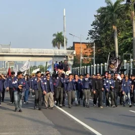 Mahasiswa Trisakti Bawa Tuntutan Tritura saat Demo di DPR