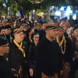 Pria Pakai Kebaya di Kirab Malam 1 Suro Mangkunegaran Minta Maaf