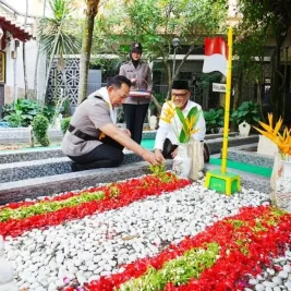 Kapolri Ziarah ke Makam Gus Dur Jelang Hari Bhayangkara ke-80