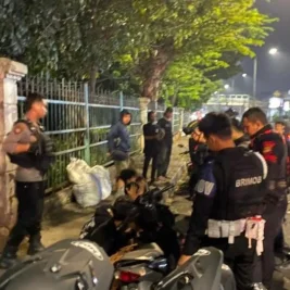 Brimob Polda Metro Jaya Bubarkan Tawuran Remaja di Kramat Jati