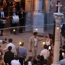 Dua Lipa dan Calum Turner Gelar Pernikahan Mewah di Italia