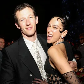Dua Lipa Bagikan Foto Resmi Pernikahan dengan Callum Turner di Italia