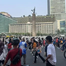 Warga Padati Bundaran HI Jakarta Setelah Car Free Day Kembali Digelar