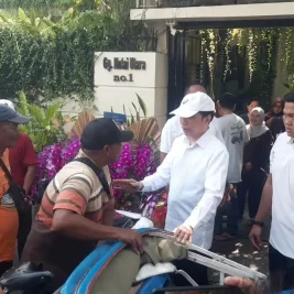 Joko Widodo Bagikan Sembako dan Terima Kunjungan Warga di Solo
